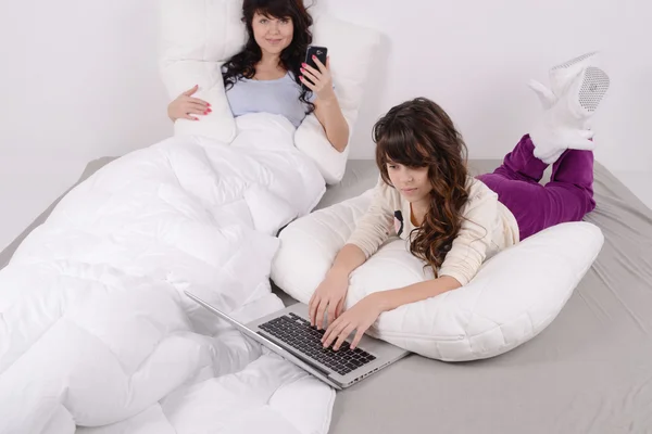 mutlu genç kız yastığına yalan