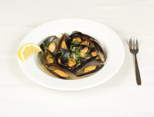 limon parçası ile Midye çorbası.