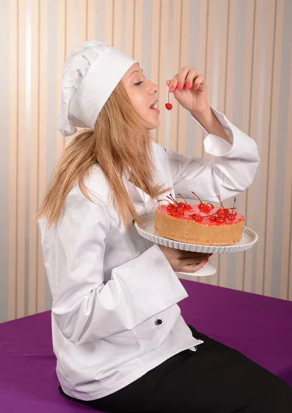 Kız-pudra ile vişneli pasta