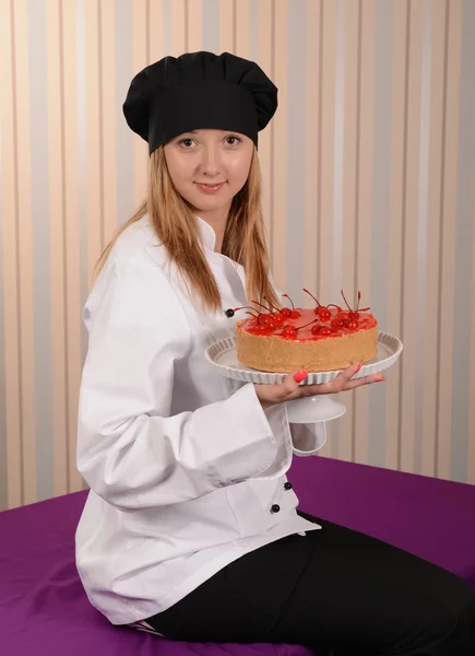 Kız-pudra ile vişneli pasta