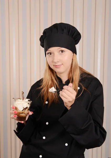 tiramisu tatlı ile siyah tunica içinde kadın aşçı conditer