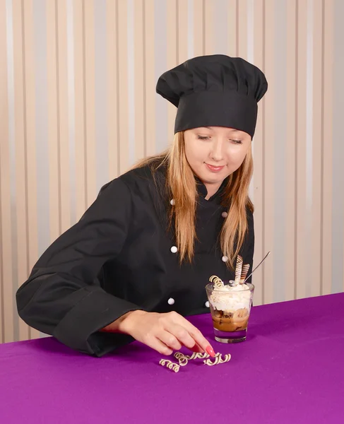 tiramisu tatlı dekorasyon siyah tunica içinde kadın aşçı conditer