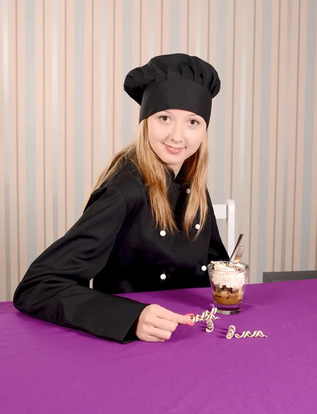 tiramisu tatlı ile siyah tunica içinde kadın aşçı conditer