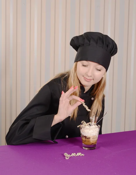 tiramisu tatlı dekorasyon siyah tunica içinde Chef conditer