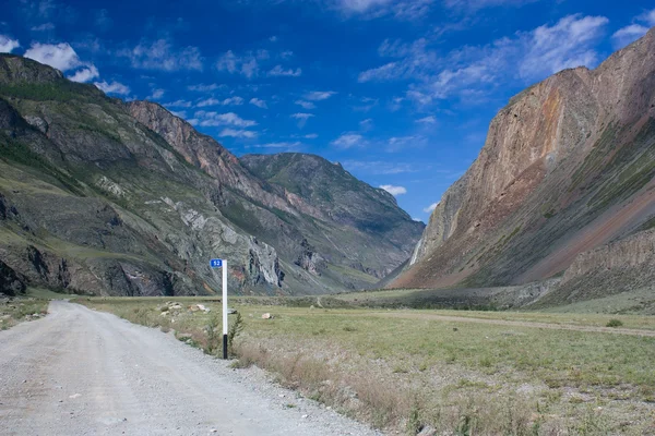 Mountain landscape. Mountain road. Mountain Altai. — Stock Photo, Image