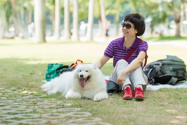 A lady with a dog — Stock Photo, Image