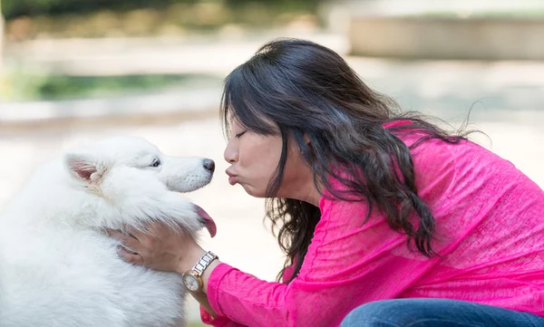 Поцелуйная собака — стоковое фото