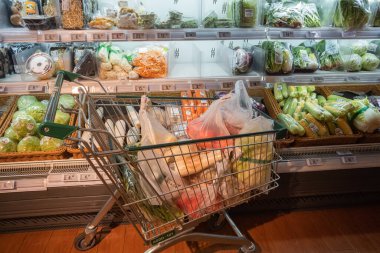 Shenzhen, Guangdong, Çin - 14 Mar 2022: Shenzhen sakinleri yerel pazardan yiyecek satın alıyorlar. Tüm sakinlerin karantina politikalarına uymaları ve 14-Mar-2022 'den itibaren evlerinde kalmaları gerekmektedir..