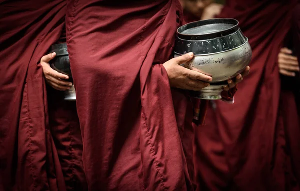 Монахи Держат Контейнеры Ожидании Милостыни — стоковое фото