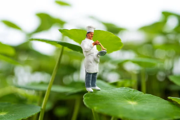 Miniaturní Kuchař Dělá Jídlo Zeleném Světě Zelená Zdravá Výživa Koncept — Stock fotografie