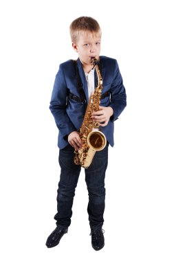 sax oynayan genç çocuk