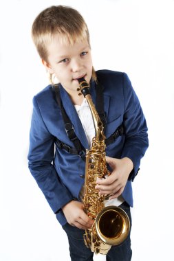sax oynayan genç çocuk