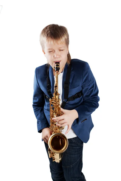 Jeune garçon jouant du saxophone — Photo