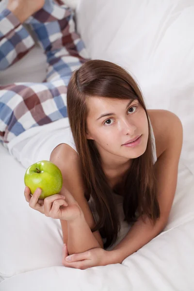 Giovane donna con mela — Foto Stock