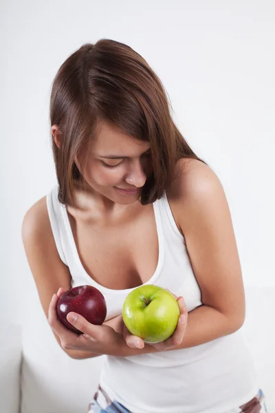 Belle femme aux pommes — Photo