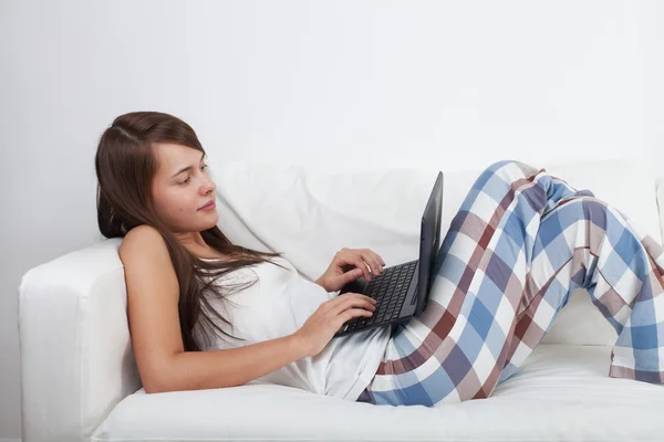 Jovem mulher com laptop — Fotografia de Stock