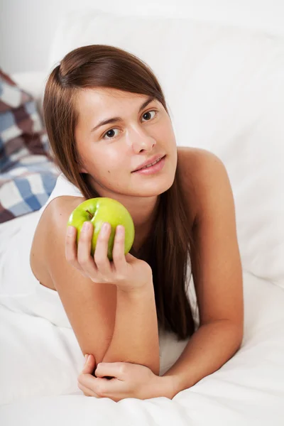 Chica con manzana —  Fotos de Stock