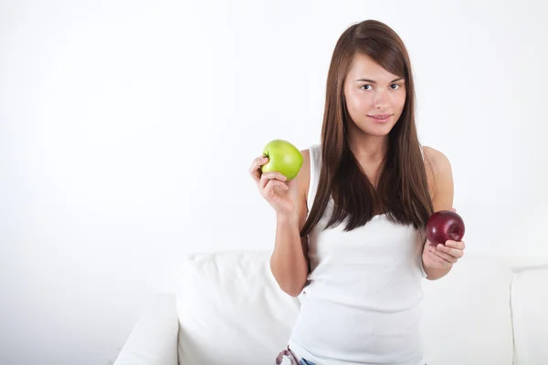 Chica con manzana —  Fotos de Stock