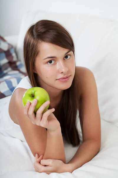 Hermosa joven con manzana —  Fotos de Stock