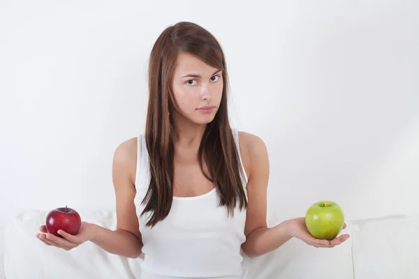 Young woman eating an apple — Stock Photo, Image