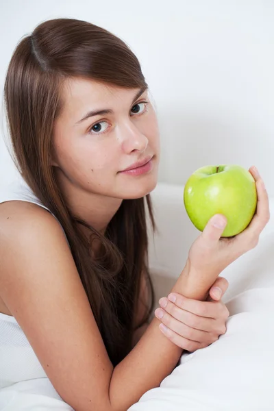 Krásná mladá žena s apple — Stock fotografie