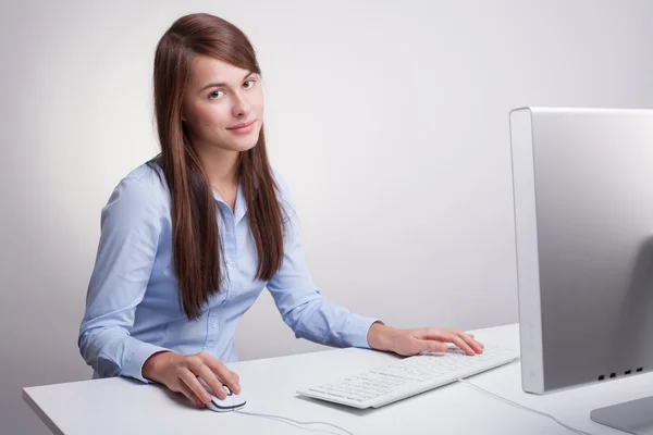 Piękna kobieta pracuje na komputerze — Zdjęcie stockowe