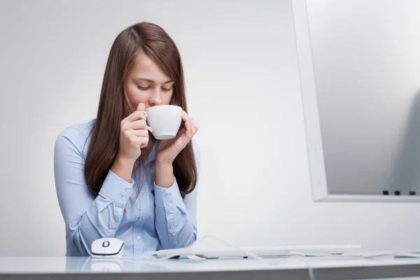 Frau mit Kaffee bei der Arbeit — Stockfoto