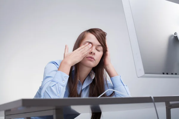 Mujer cansada en el trabajo — Foto de Stock