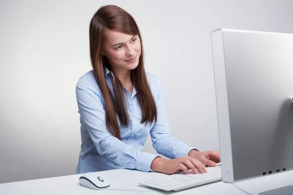 Mulher bonita trabalhando em um computador — Fotografia de Stock