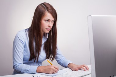 Ofisteki genç bayan.