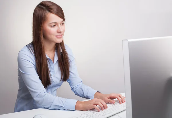 Mulher bonita trabalhando em um computador — Fotografia de Stock