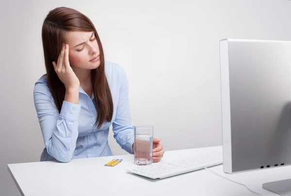 Hermosa chica dolor de cabeza — Foto de Stock