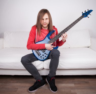 genç adam gitar çalmak