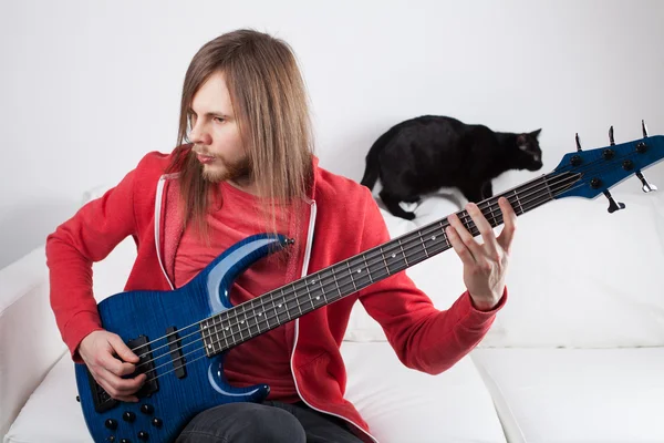 Jovem tocando guitarra — Fotografia de Stock