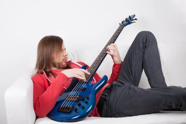 Jovem tocando guitarra — Fotografia de Stock