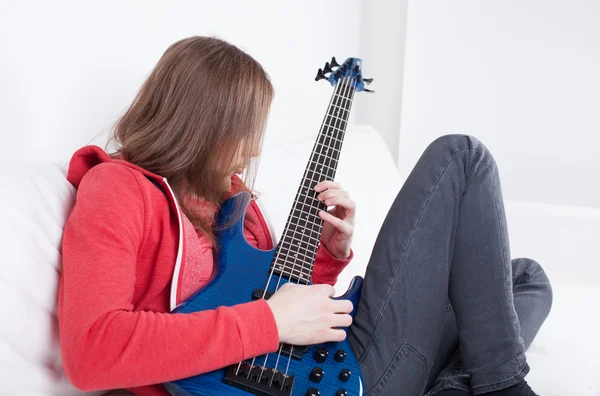 Jovem tocando guitarra — Fotografia de Stock