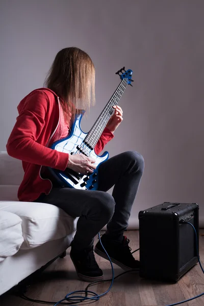 Jovem guitarrista tocando guitarra — Fotografia de Stock