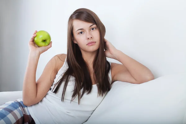 Belle jeune fille avec pomme — Photo