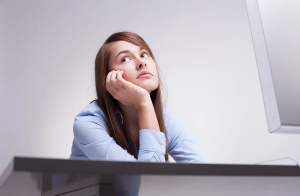 Hermosa mujer cansada en el trabajo — Foto de Stock