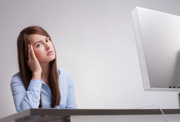 Schöne Frau müde bei der Arbeit — Stockfoto