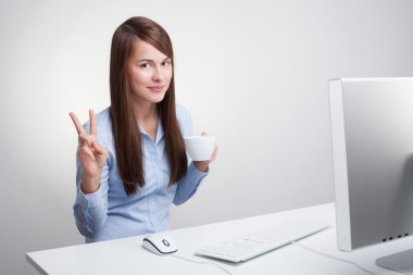 Ofisteki genç bayan.