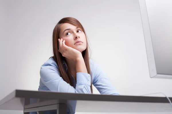 Hermosa mujer cansada en el trabajo — Foto de Stock