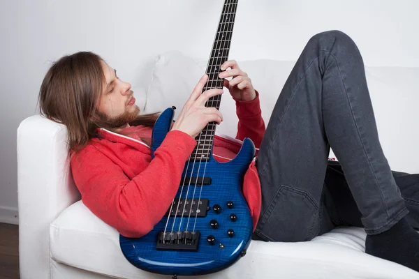 Jovem guitarrista tocando guitarra — Fotografia de Stock