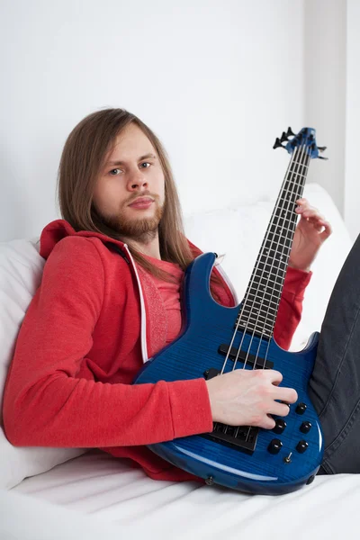 Jovem guitarrista tocando guitarra — Fotografia de Stock