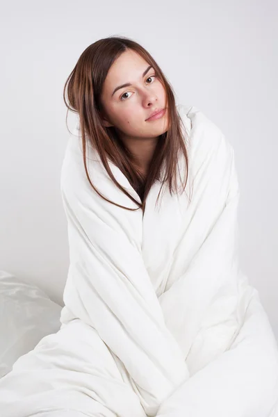 Portrait de jeune femme au lit — Photo