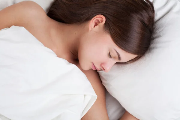 Vacker ung kvinna som sover — Stockfoto