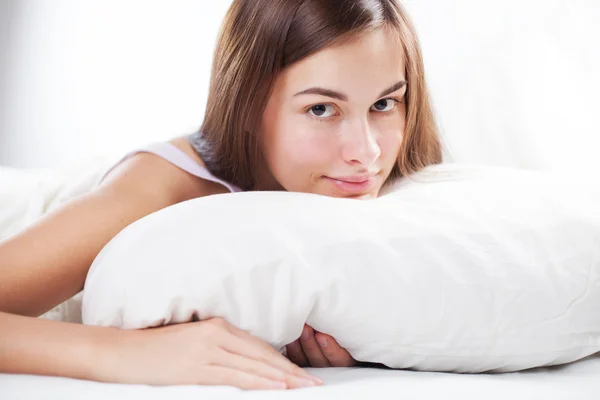 Retrato de mujer joven en la cama — Foto de Stock