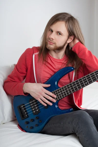 Jovem guitarrista tocando guitarra — Fotografia de Stock