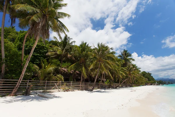 Тропический белый песчаный пляж — стоковое фото