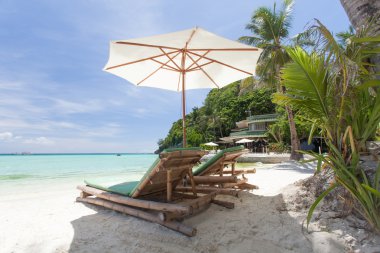 kumsalda güneşli yataklar